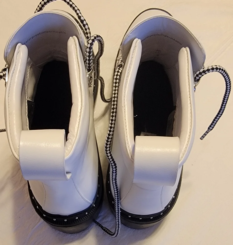 Blondo Chrissy white lace up Lug boots ankle Booties Doc Martin Style Sz 10M